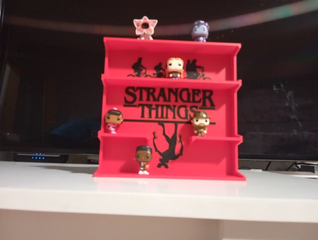 Expositor Figuras Stranger Things Kinder