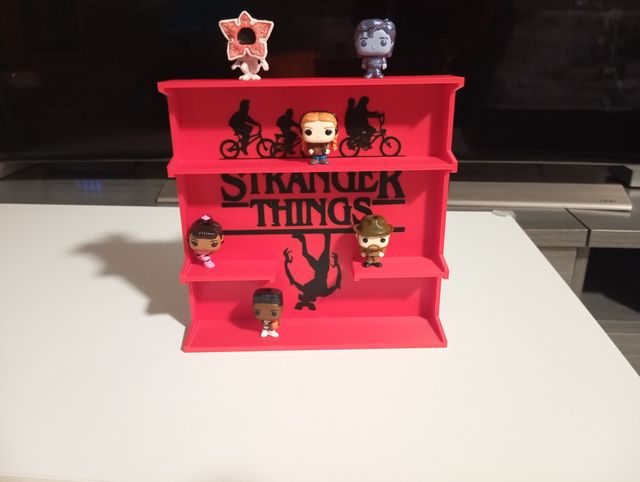 Expositor Figuras Stranger Things Kinder