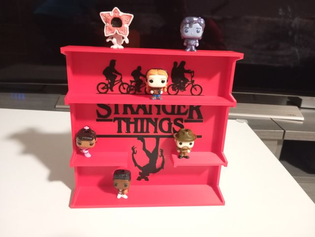Expositor Figuras Stranger Things Kinder