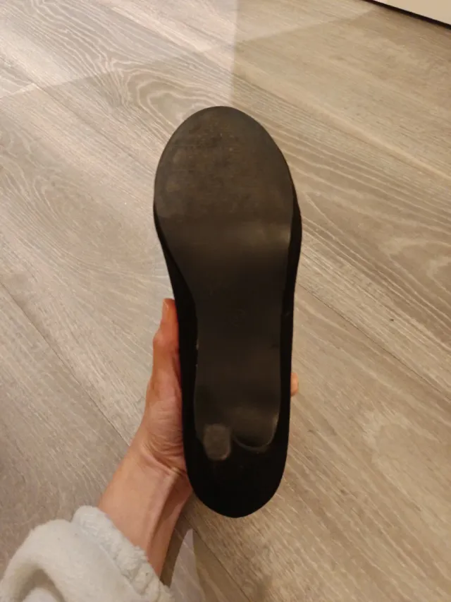 Zapatos de tacón negros peep toe.