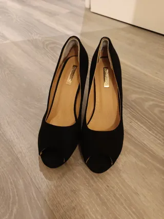Zapatos de tacón negros peep toe.