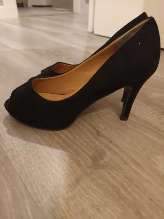 Zapatos de tacón negros peep toe.