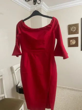 Vestido rojo escotado manga acampanada