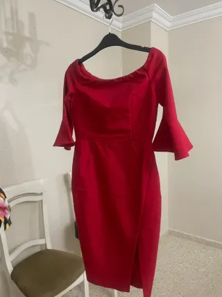 Vestido rojo escotado manga acampanada
