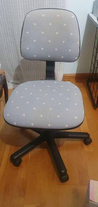 Silla de estudio azul con ruedas