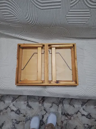 Mesa de cama de madera