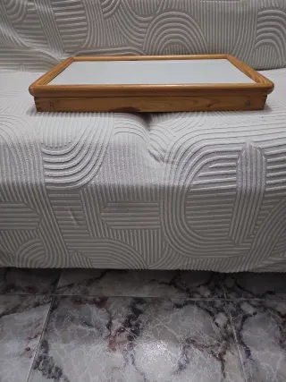 Mesa de cama de madera