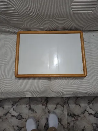 Mesa de cama de madera