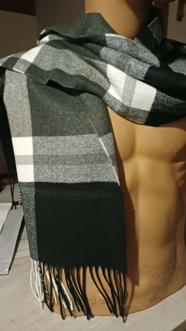 Sciarpa a quadri grigio e nero