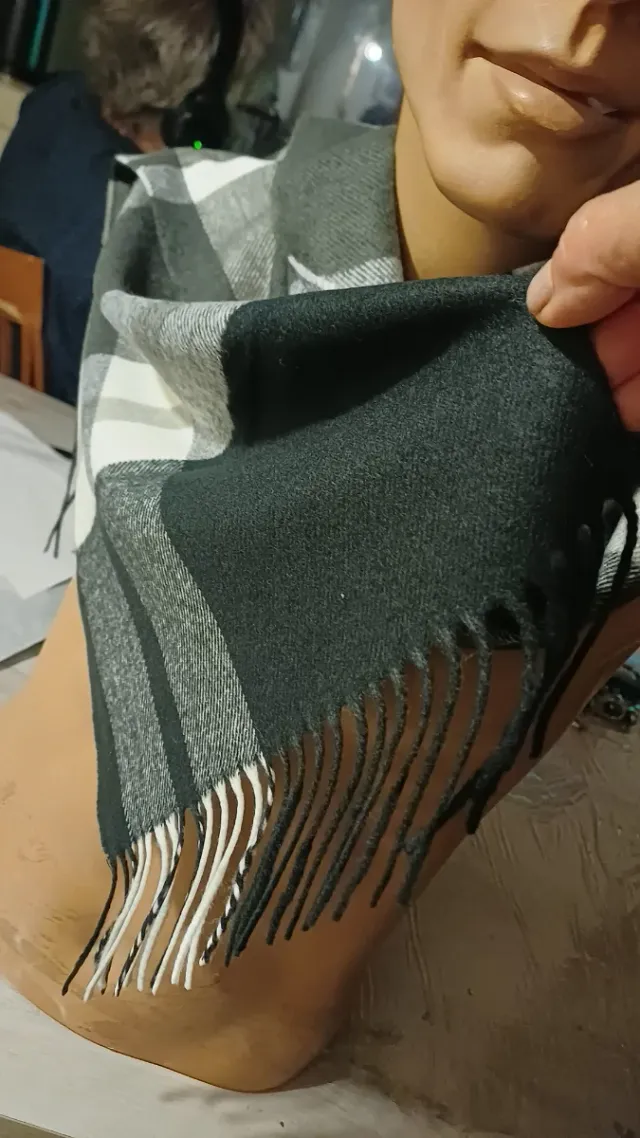 Sciarpa a quadri grigio e nero