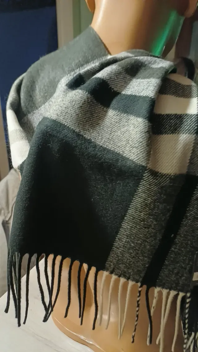 Sciarpa a quadri grigio e nero