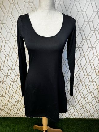 Vestido negro básico de algodón.