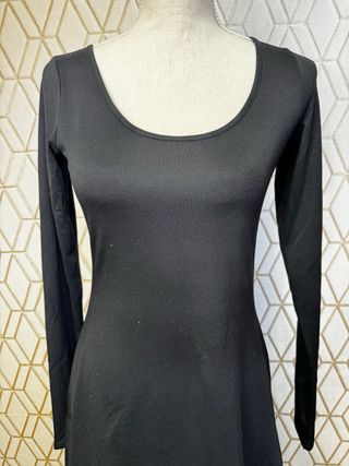 Vestido negro básico de algodón.