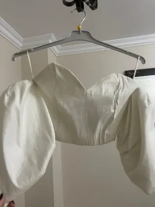 Top blanco mangas abullonadas