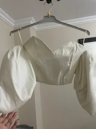 Top blanco mangas abullonadas