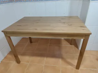 Mesa de comedor de madera con 4 sillas