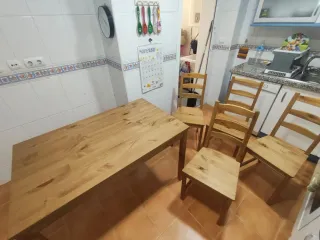 Mesa de comedor de madera con 4 sillas