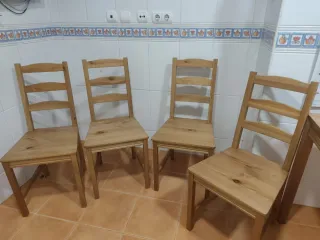 Mesa de comedor de madera con 4 sillas