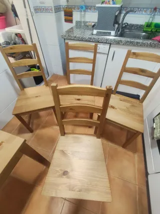 Mesa de comedor de madera con 4 sillas
