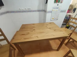 Mesa de comedor de madera con 4 sillas