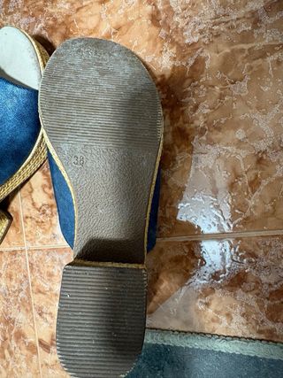 Zuecos azules con cuña dorada