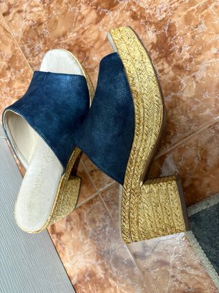 Zuecos azules con cuña dorada