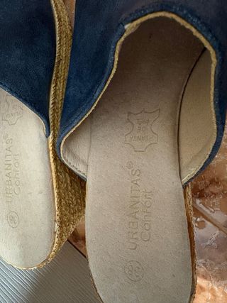 Zuecos azules con cuña dorada