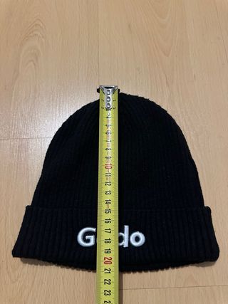 Gorro negro con bordado Gedo
