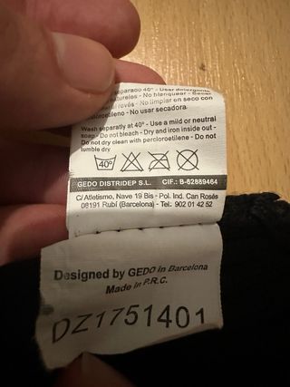 Gorro negro con bordado Gedo