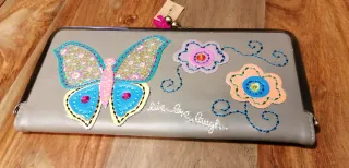 Cartera polipiel con mariposa y flores 20 x 10 cms
