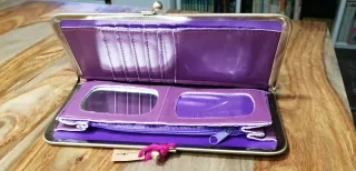 Cartera polipiel con mariposa y flores 20 x 10 cms