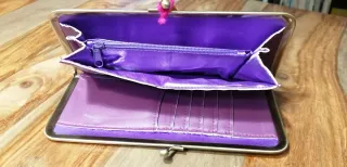 Cartera polipiel con mariposa y flores 20 x 10 cms