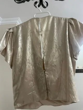 Top dorado brillante