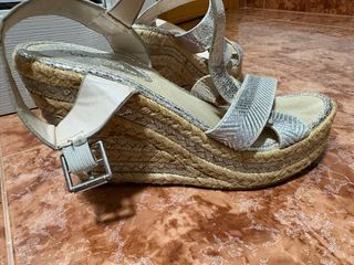 Sandalias cuña plateadas