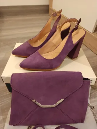 Zapatos y bolso morados de ante