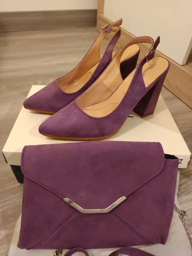 Zapatos y bolso morados de ante