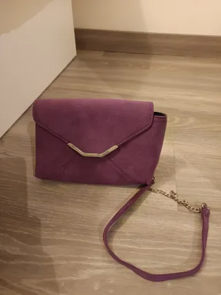 Zapatos y bolso morados de ante