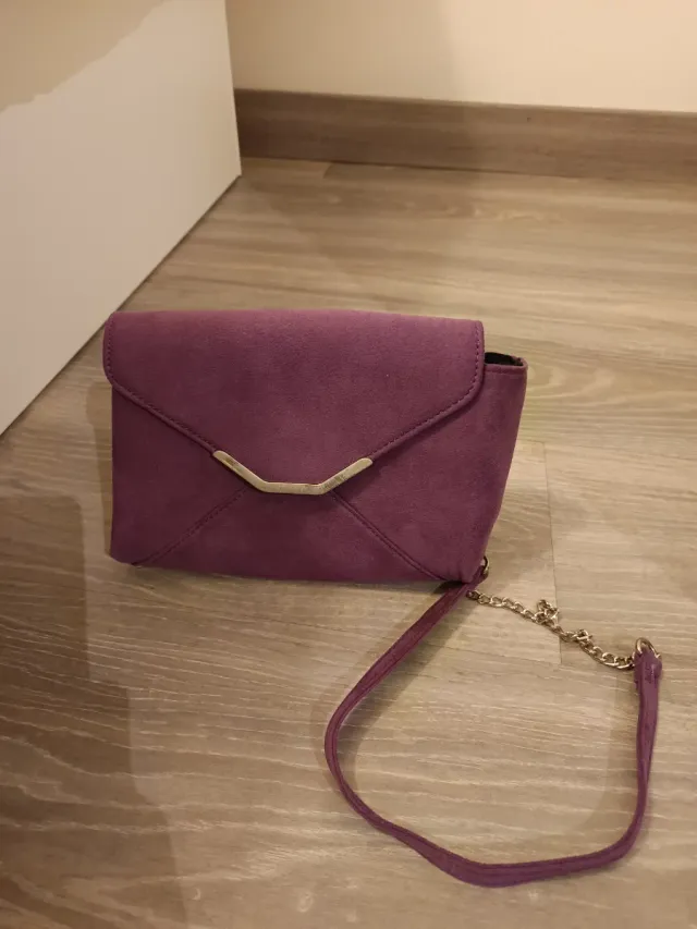 Zapatos y bolso morados de ante