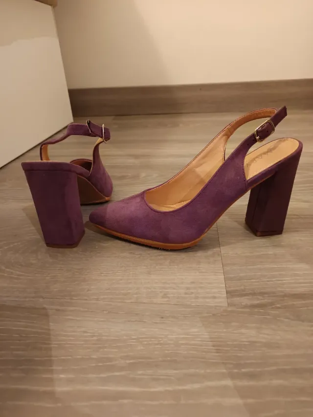Zapatos y bolso morados de ante