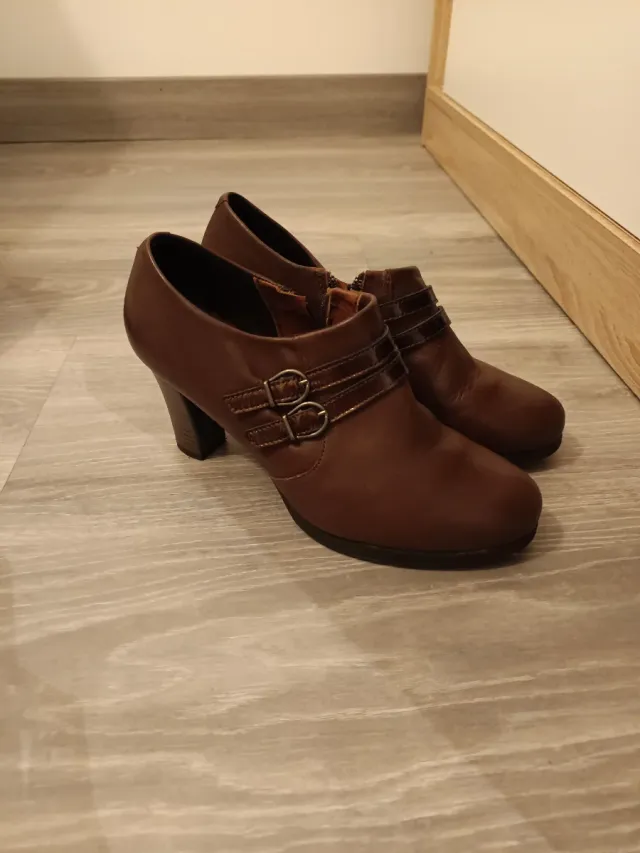 Botines marrones con hebillas