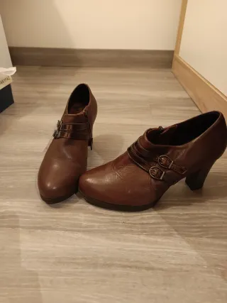 Botines marrones con hebillas