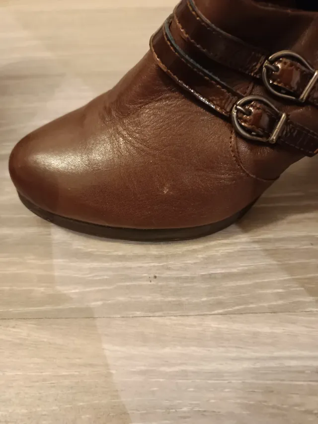 Botines marrones con hebillas