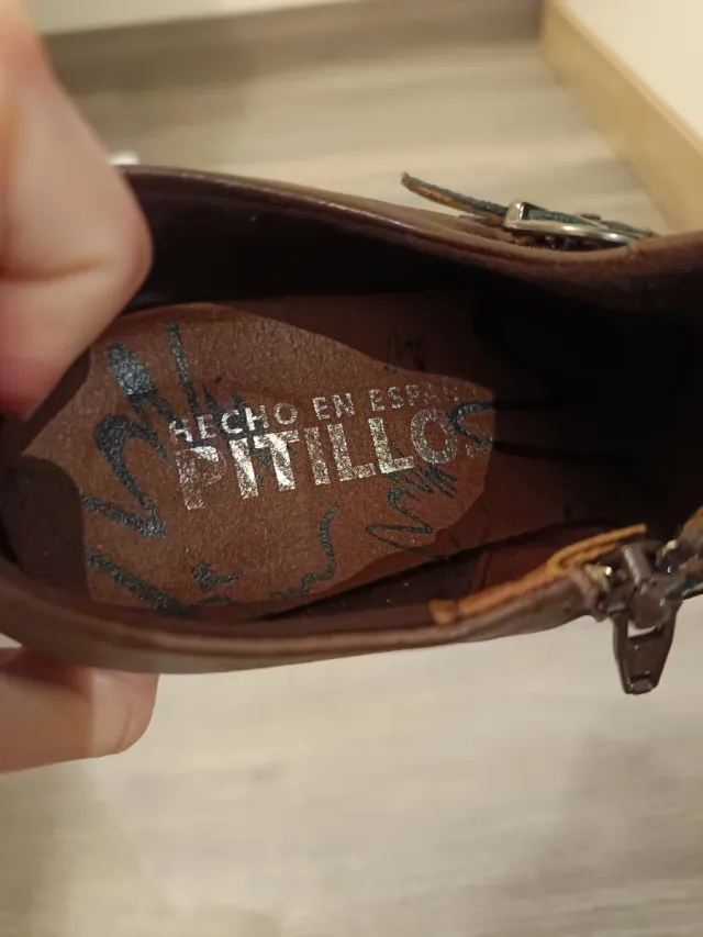 Botines marrones con hebillas