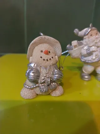 Caja plateada con 3 adornos de Navidad