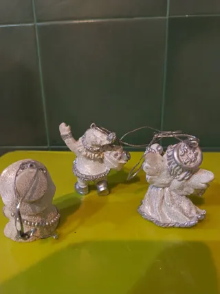 Caja plateada con 3 adornos de Navidad