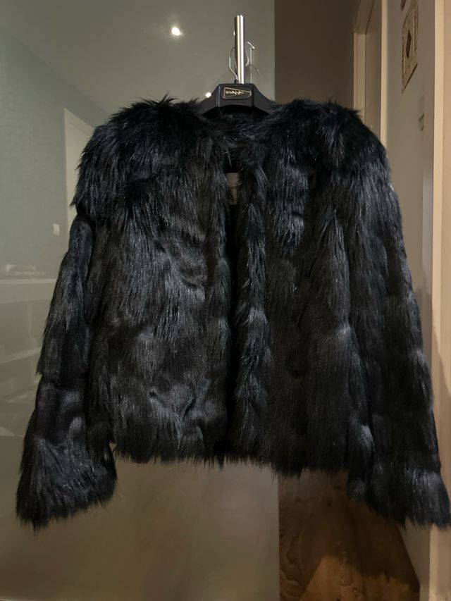 Abrigo pelo negro corto Mango Talla XS/S.
