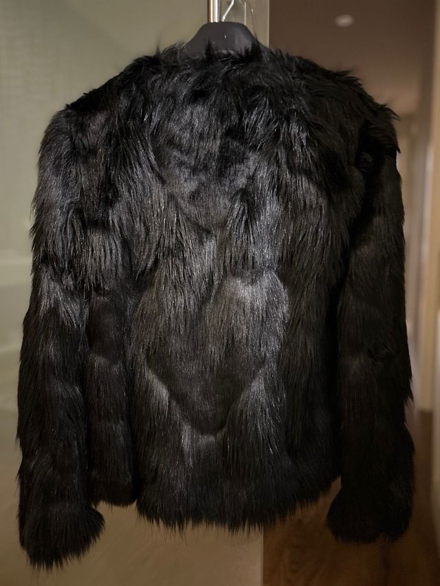 Abrigo pelo negro corto Mango Talla XS/S.