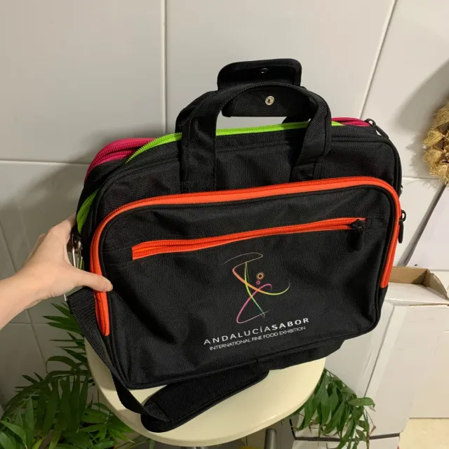 Maletín negro con múltiples compartimentos