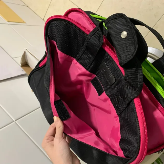 Maletín negro con múltiples compartimentos