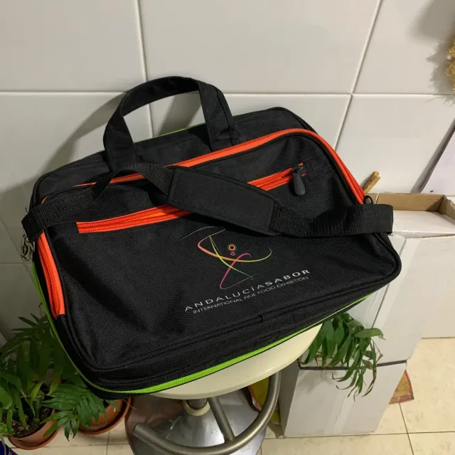 Maletín negro con múltiples compartimentos